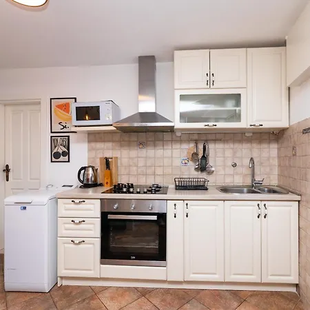 Kontra Apartment Split